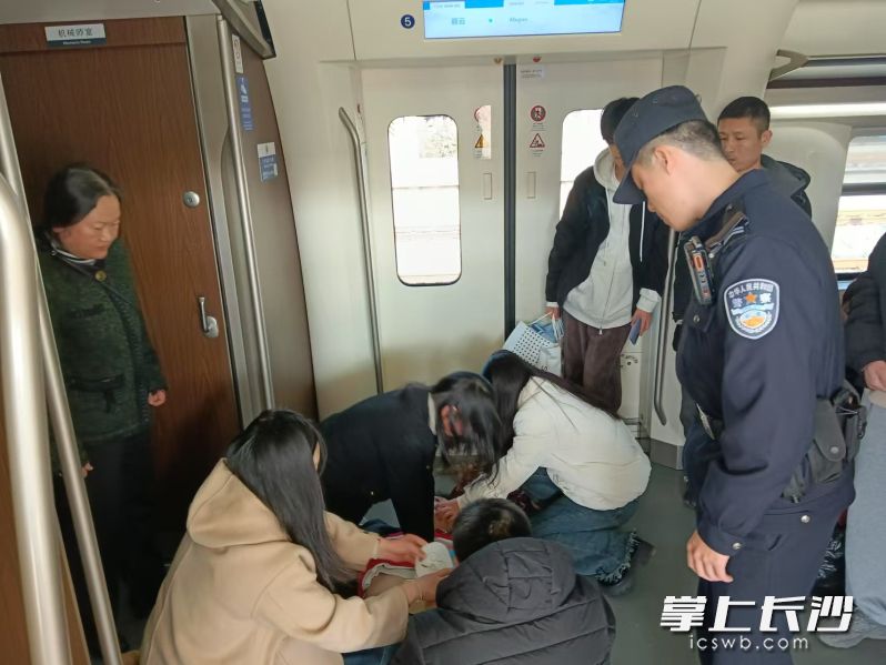 现场，众人正在对发病旅客进行救治。均为 通讯员 供图