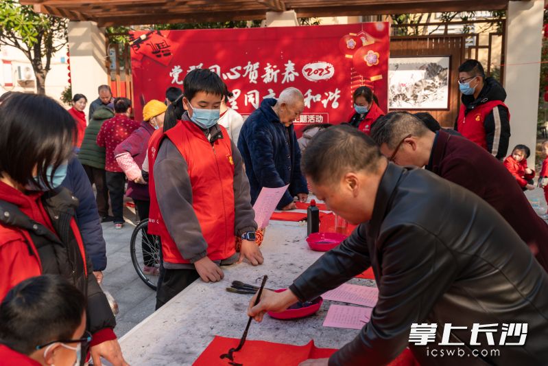 楹联书法家挥毫泼墨。