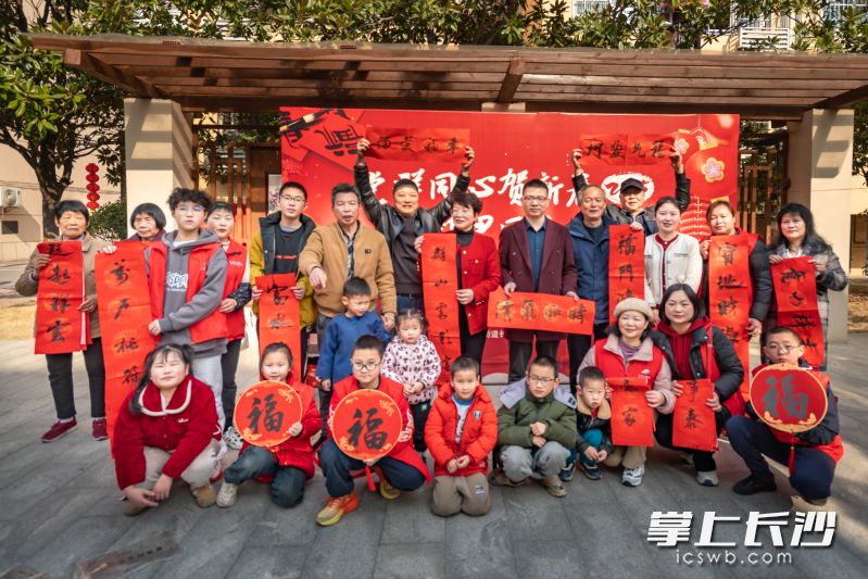 1月21日，长沙市楹联家协会送福送春联走进全国文明社区——湘江新区望城坡街道长华社区，开展“党群同心贺新春 邻里同庆话和谐”主题活动。 均为长沙晚报通讯员郑菲供图