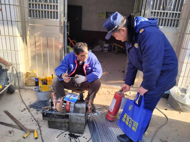 消防宣传员向村民发放资料，普及消防知识。 长沙晚报通讯员 莫朵 摄