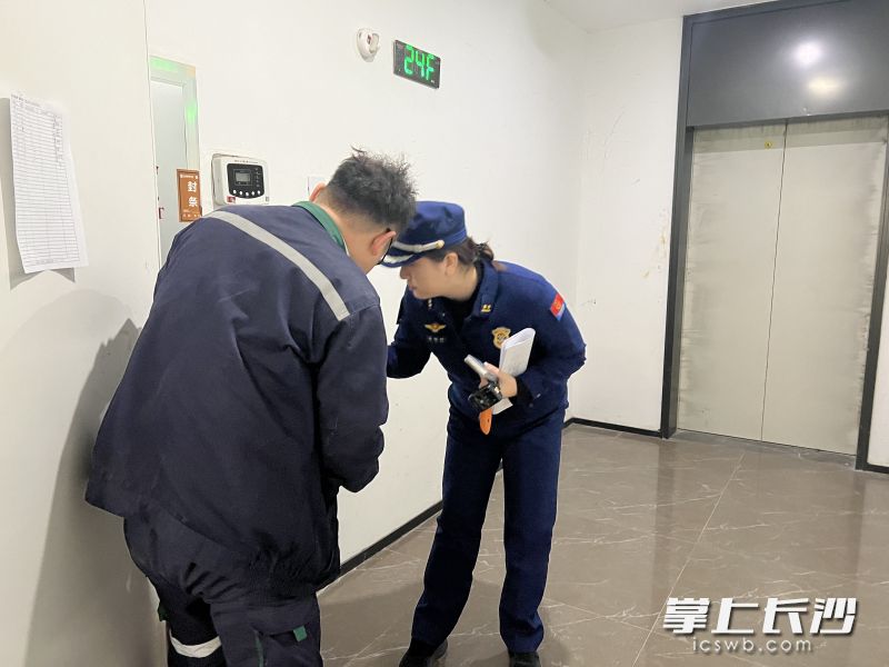 消防监督员对举报投诉情况进行核查。 长沙晚报通讯员 余娜娜 摄