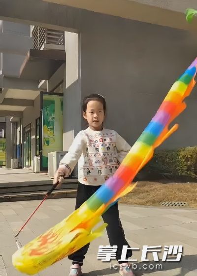 附中星城二小的一名女生正在练习中华武龙。