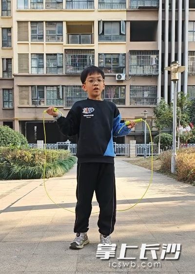今年放寒假以来，欧若一坚持练习跳绳。均为 长沙晚报通讯员 郭智勇 供图