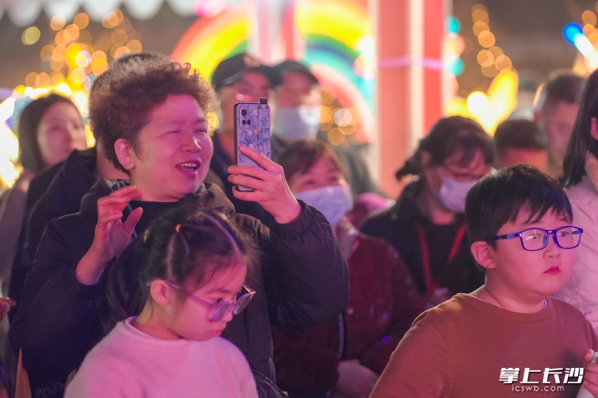 市民游客拿起手机记录美好。