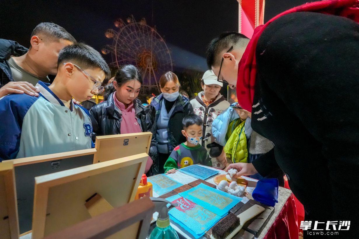 拓印吸引大家围观。