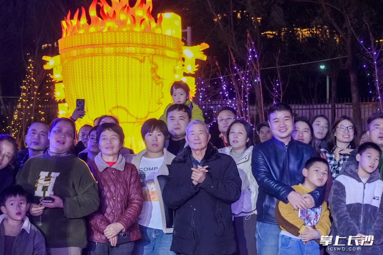 看节目的市民游客。