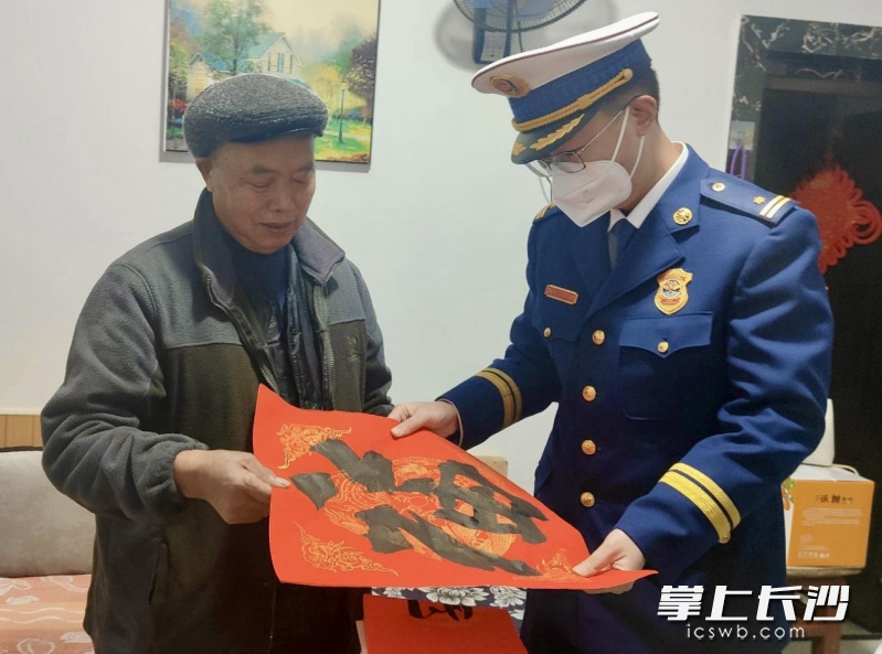 芙蓉消防将春联送给辖区居民。