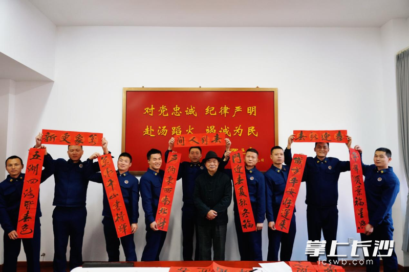 新春佳节将至，芙蓉消防开展“迎新春 送春联 话安全”系列活动，邀请书法家写春联送给辖区群众。 均为长沙晚报通讯员谢梦嘉摄