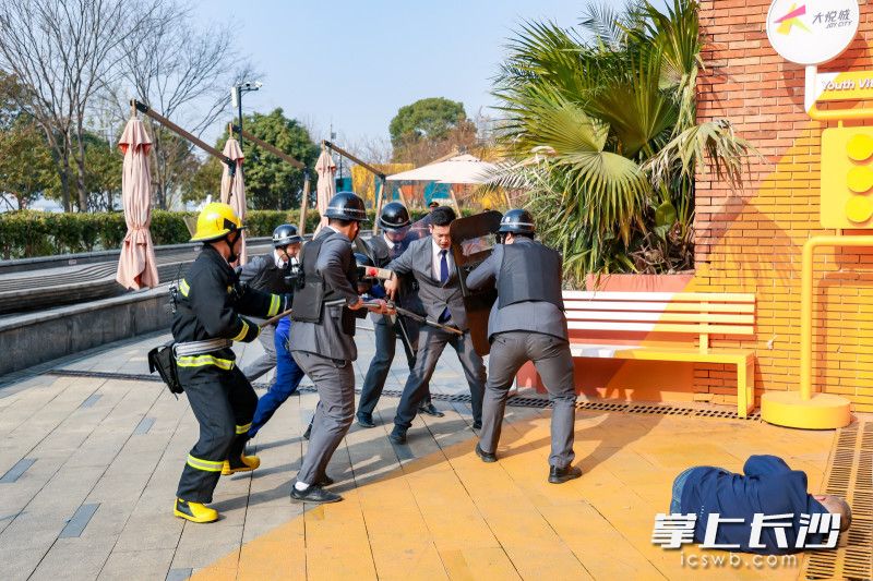 演练现场制服“伤人者”。 演练现场制服“伤人者”。