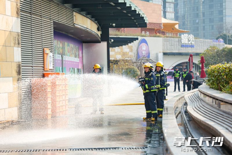 演练现场,扑灭“火灾”。 演练现场,扑灭“火灾”。