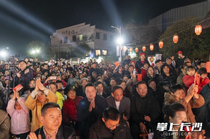 现场观众或坐或站，不断把掌声和欢笑融入“村晚”的欢乐之中。