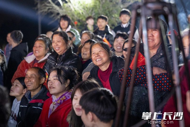 村民们从四面八方汇聚而来。