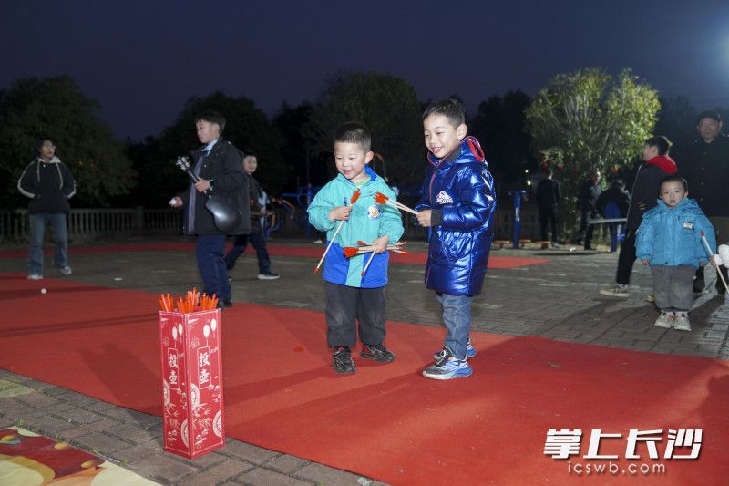 现场还设置了年货集市和游艺专区。