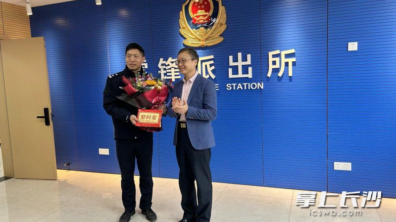 市委宣传部走访慰问“新时代新雷锋”雷锋派出所。