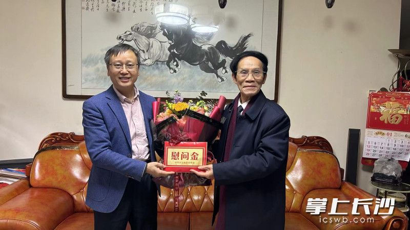 市委宣传部走访慰问“新时代新雷锋”朱有志。