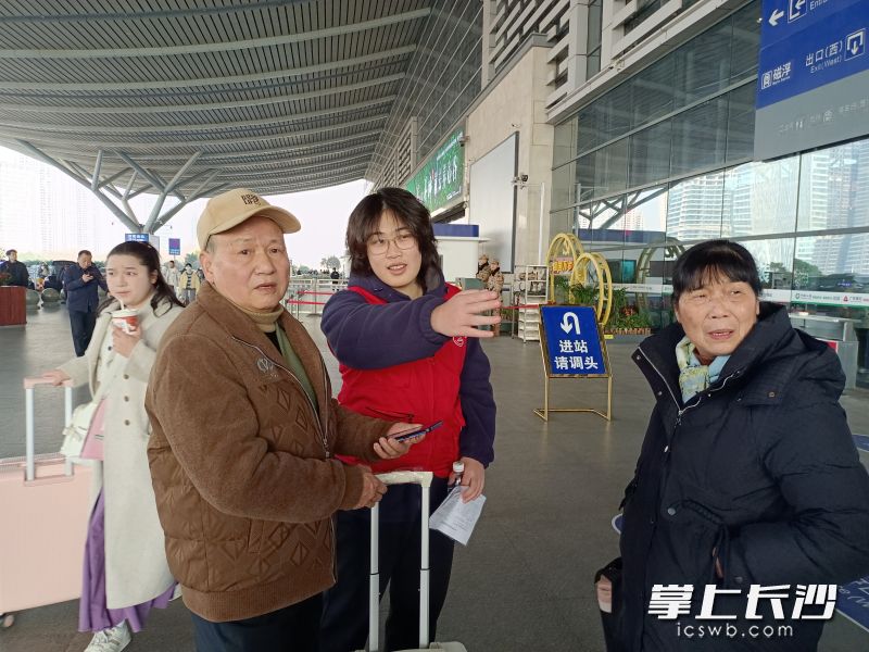 志愿者为旅客提供指引服务。 均为长沙晚报通讯员黄先瑜摄