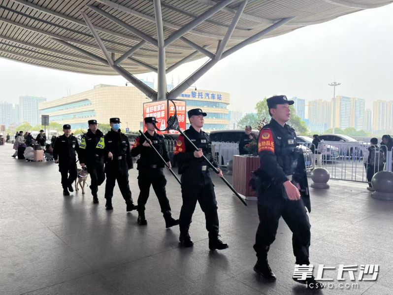 春运期间，站区公安、武警、城管、运政、直属队每日安排200余名警力巡逻。