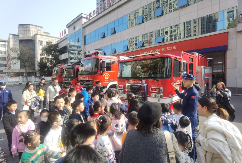 消防员向“探秘火焰蓝”的孩子们介绍消防器材。 长沙晚报通讯员 柳成彦 摄