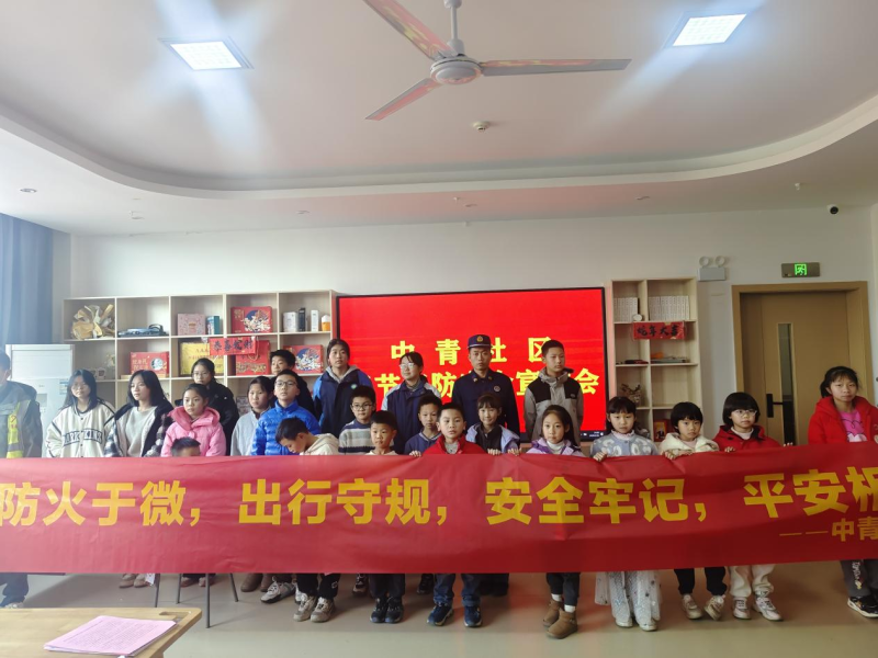 开福区消防救援大队星月消防救援站在中青社区开展消防宣传。长沙晚报通讯员 苏伟 摄