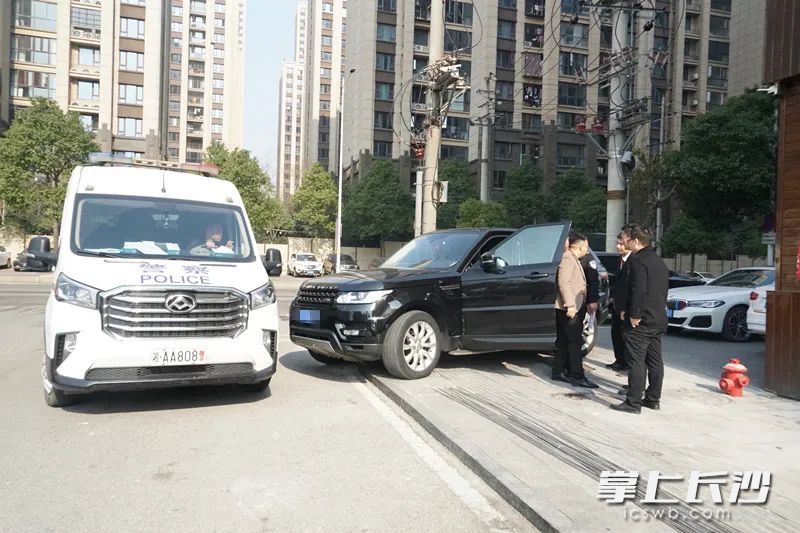 警车拦下路虎，被执行人当场支付4万元并就剩余案款部分达成还款协议。长沙晚报通讯员 邹晴 陶梦澜 摄影报道