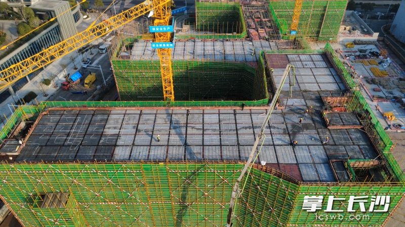 仙姑岭小学（暂用名）新建项目2#教学楼主体结构顺利封顶。   长沙晚报通讯员 舒媛 供图