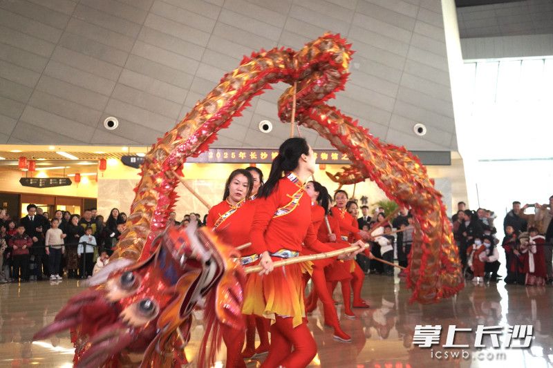 1月23日下午，长沙市博物馆开启小年集市，现场舞龙舞出福气寿桃。 均为长沙晚报全媒体记者邹麟、实习生苏昱摄