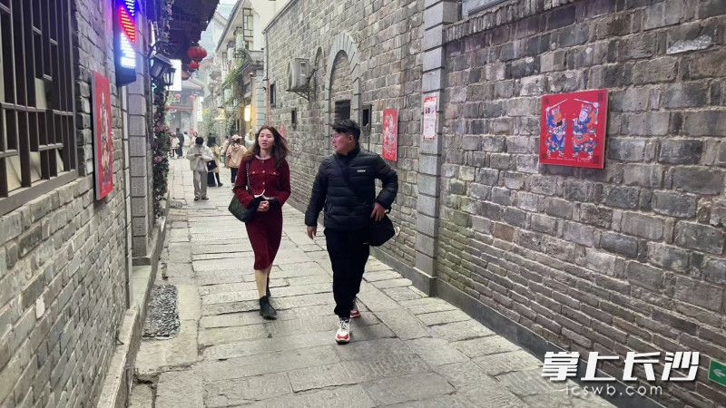 古街披上精美的年画。