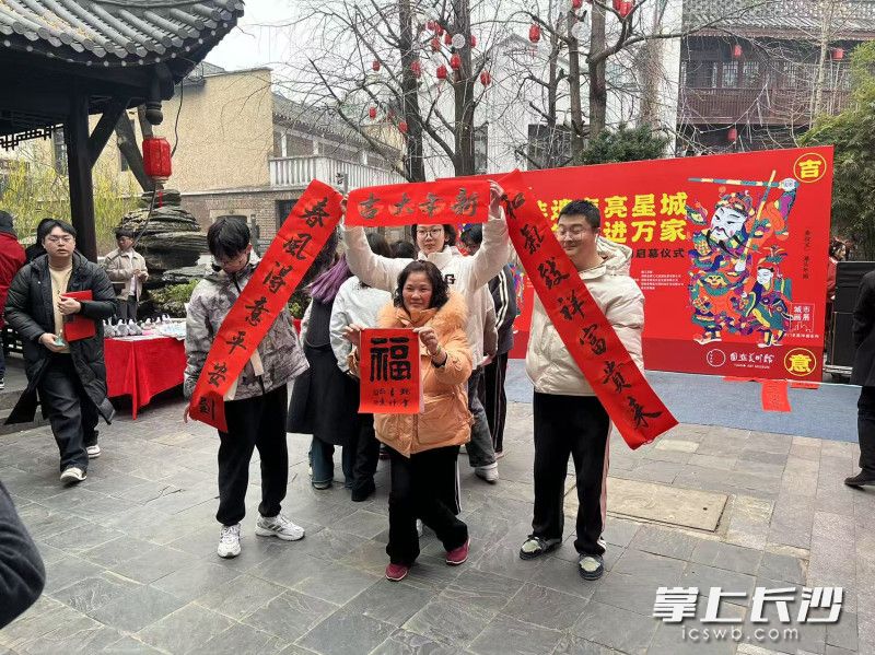 市民展示春联。