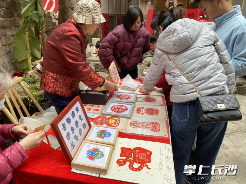 非遗集市上，各类非遗手工艺品琳琅满目。 均为长沙晚报全媒体记者颜家文摄