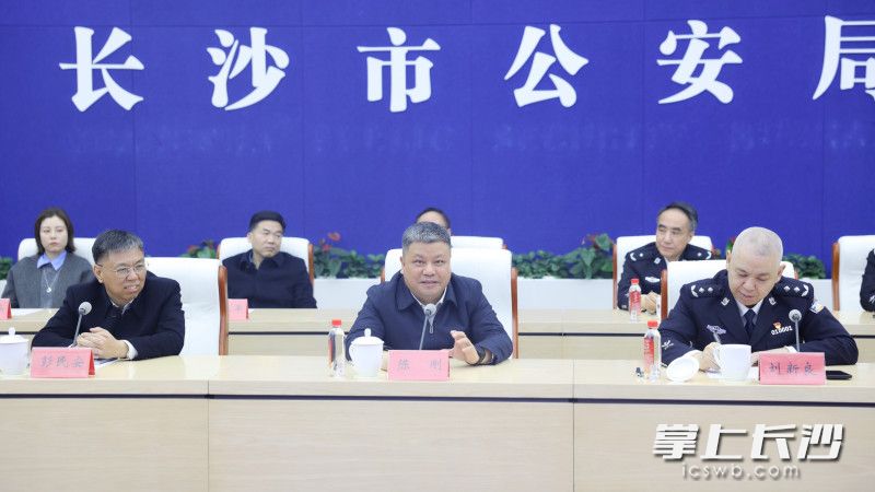 陈刚在长沙市公安局了解相关工作情况。长沙晚报全媒体记者 盛磊 摄