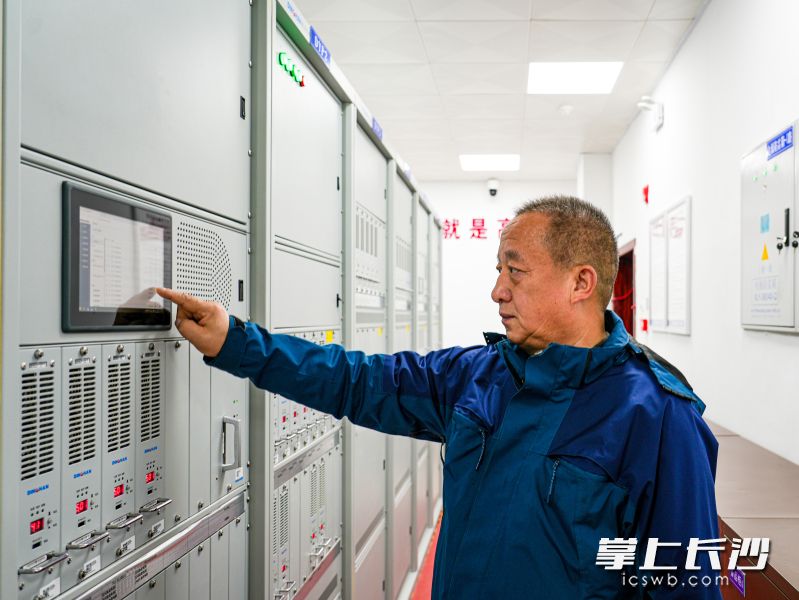 春运期间，列车密度加大，设备负载增加，王建军和工友打起十二分的精神，做好随时作业准备。