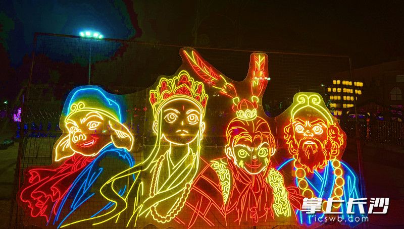 23日晚，“光影千灯秀 喜庆中国年”宁乡千灯会在资福窑景区启动。 均为长沙晚报全媒体记者贺文兵摄