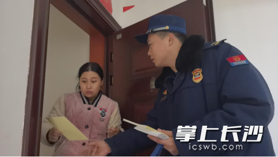 消防宣传员走进居民家中，发放消防宣传资料。 长沙晚报通讯员 李剑 摄