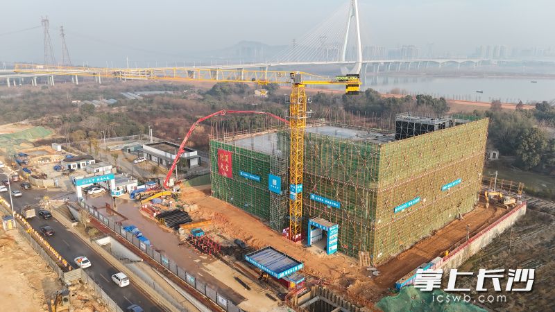 望城区大泽湖浅层地热能能源站（C站）主体结构全面封顶。   长沙晚报通讯员 沈煜 供图