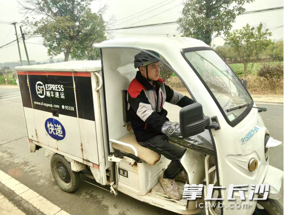 派件途中的快递小哥蒋高峰。