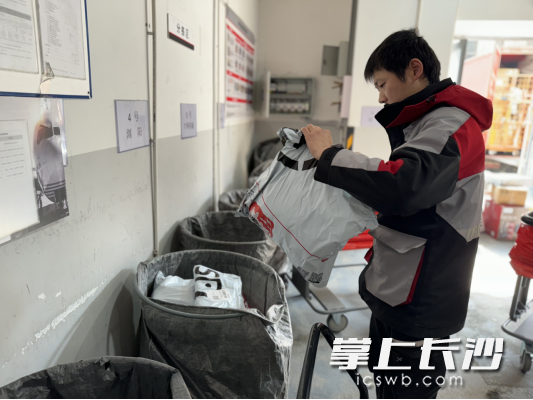 正在分拣快件的快递小哥孟祥明。