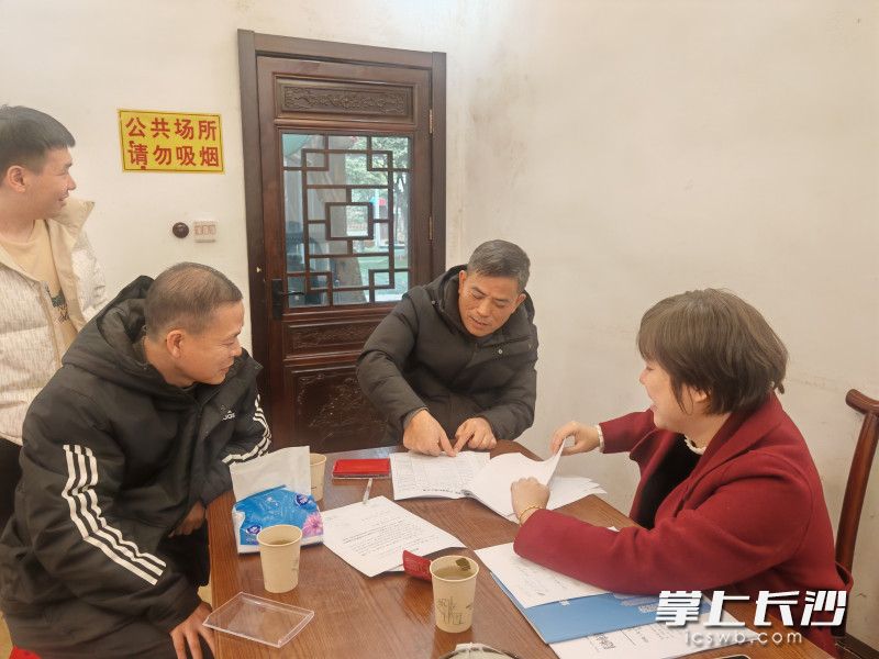 村民顺利签约。长沙晚报通讯员 廖道荣 供图