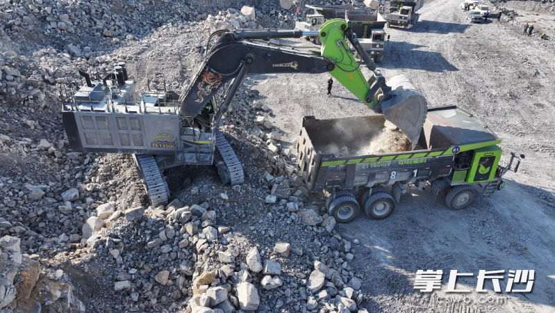 ZE1350G与ZE160HEV组合施工。长沙晚报通讯员  李家宇供图