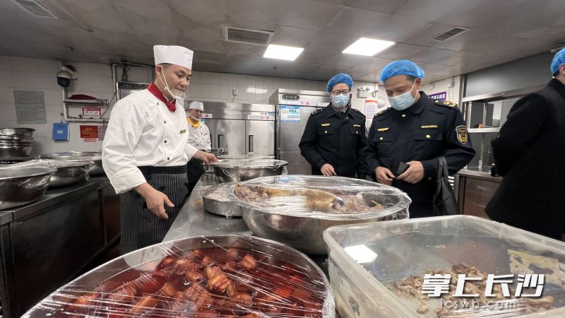 检查组在查看酒店后厨制作条件。长沙晚报全媒体记者  周辉霞 摄
