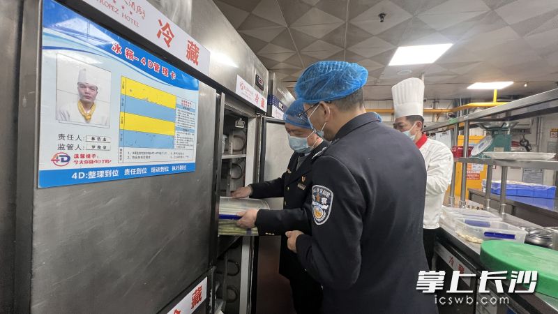 检查组在查看酒店食材贮存情况。长沙晚报全媒体记者  周辉霞 摄