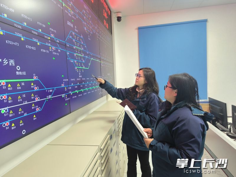 郭凌江（左）、范莹分析列车运行信息。