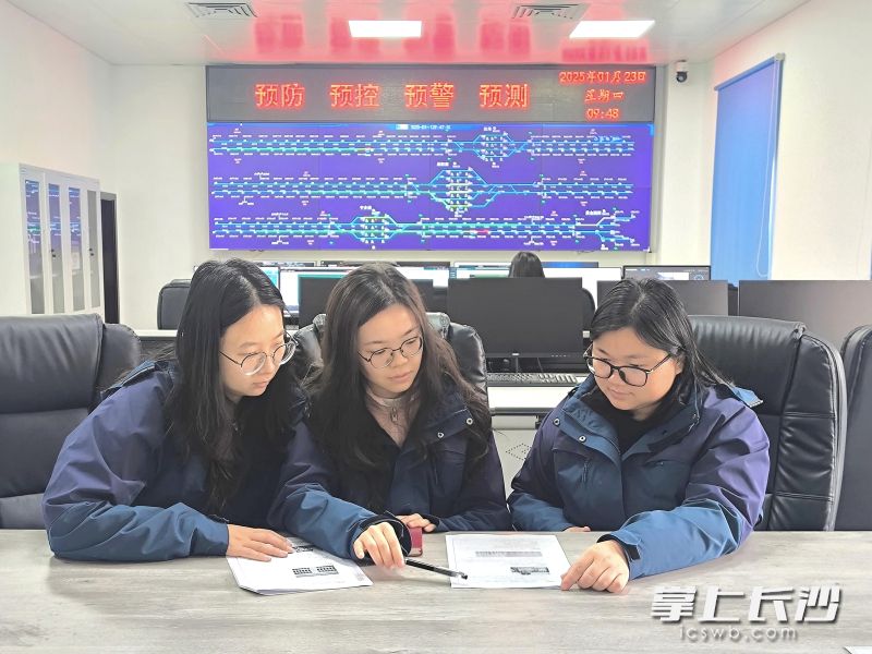 郭凌江（中）组织工友分析春运期间的重点设备运行和监测数据。