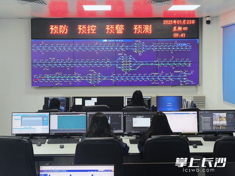 1月23日，记者走进广铁集团长沙电务段长沙西RBC，探访指挥高铁运行的“司令部”如何运转。 均为 全媒体记者 吴鑫矾 通讯员 王极 张炜 摄