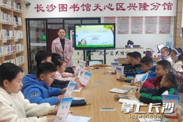 天心区大托铺街道，大学生志愿者引导孩子们用画笔描绘心中的法治世界。