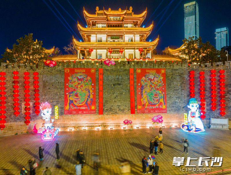 游客们在挂了楹联的天心阁城墙下打卡拍照。 均为长沙晚报全媒体记者邹麟摄 游客们在挂了楹联的天心阁城墙下打卡拍照。 均为长沙晚报全媒体记者邹麟摄