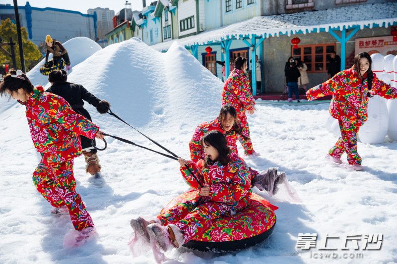 穿上大红袄，雪地上散欢。