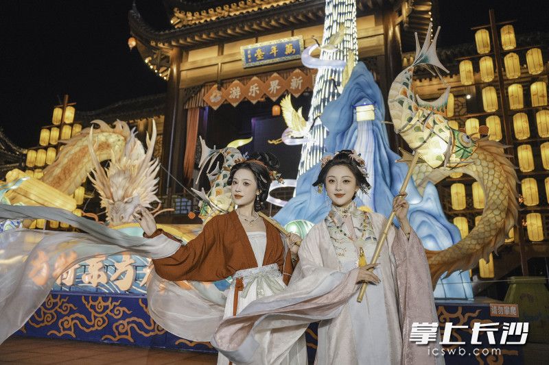 身着汉服的小姐姐在游园。