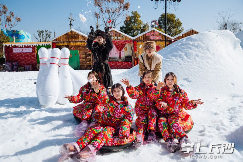 雪地上打个卡，记录“年”的快乐。