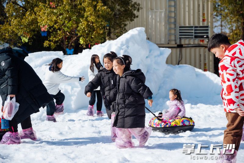 天不下雪人造雪，小朋友最爱。