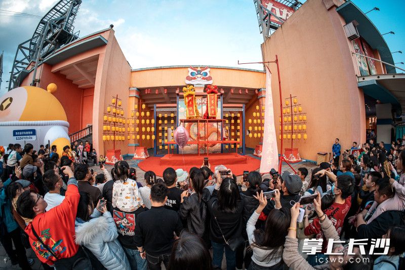 今日下午，长沙世界之窗“红悟空·女儿国大庙会”启幕。 均为长沙晚报全媒体记者贺文兵摄